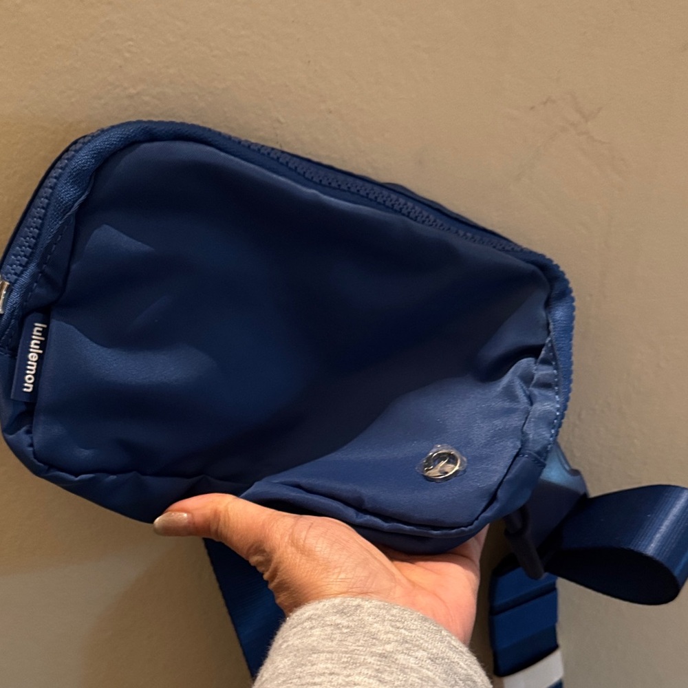 lululemon athletica Men's Belt Bag in Navy
